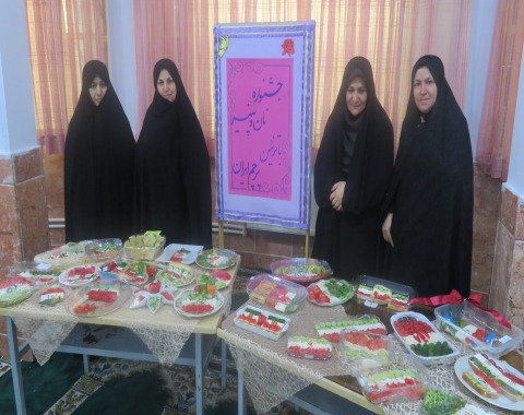 برگزاری جشنواره نان و پنیر با تزئین پرچم ایران