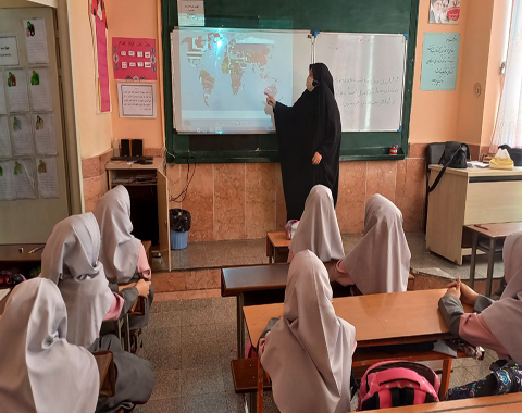 نشست صمیمانه با دانش آموزان با محوریت نقش دانش آموزان در حفاظت از اسلام و ایران