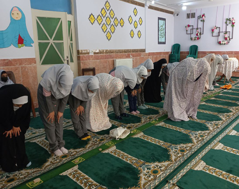 مشارکت دانش آموزان در فرآیند اقامه نماز آیات در نماز خانه مدرسه