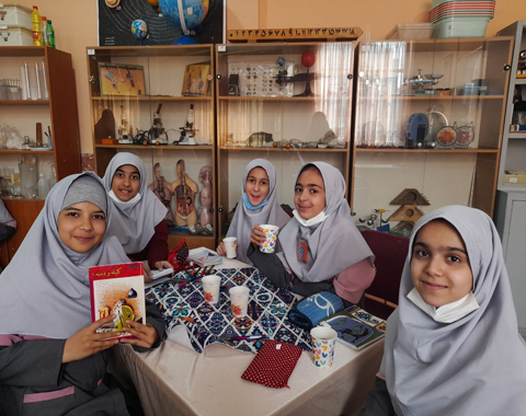 حضور دختران پایه پنجم در کافه کتاب مدرسه
