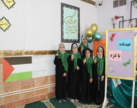 نقش بستن اثر انگشت دختران حسینی آموزشگاه بر پرچم فلسطین
