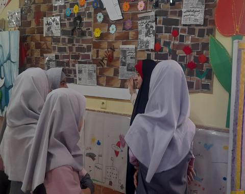 بازدید دانش آموزان دوره دوم از نمایشگاه کوچه انقلاب