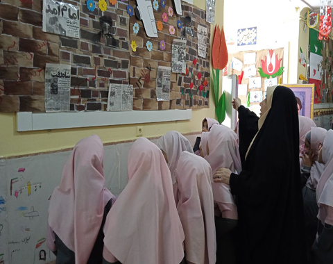 بازدید دانش آموزان دوره اول بصورت کلاسی از نمایشگاه کوچه انقلاب